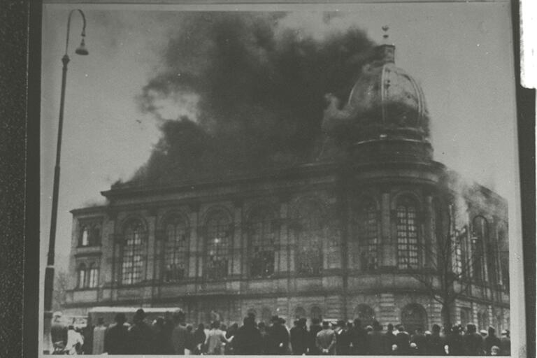 Synagoge Frankfurt a.M. brennt: November Pogrom